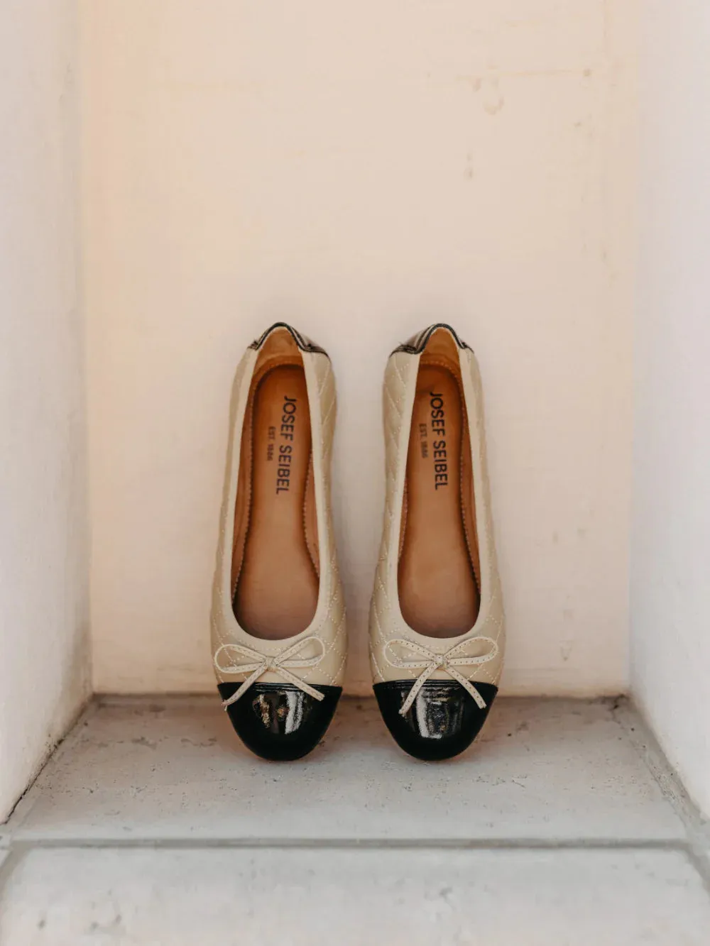 WOMEN'S JOSEF SEIBEL PIPPA 76 BALLET FLAT | BEIGE / BLACK